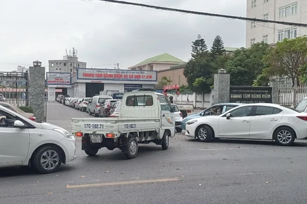 Hàng dài phương tiện nối đuôi nhau chờ đợi tại Trung tâm đăng kiểm xe cơ giới 17-01D Thái Bình.