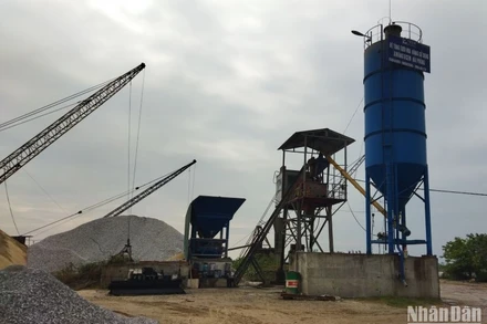 Trạm trộn bê-tông của ông Vũ Văn Hùng, xã Vũ Vân, huyện Vũ Thư, tỉnh Thái Bình đã 2 lần bị xử phạt hành chính, nhưng đến nay vẫn không chịu tháo dỡ công trình vi phạm.