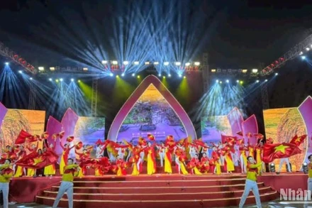 Đêm khai mạc Lễ hội chùa Keo mùa thu ở huyện Vũ Thư (tỉnh Thái Bình) diễn ra trong lung linh sắc màu, mang âm hưởng truyền thống dân gian đặc sắc.