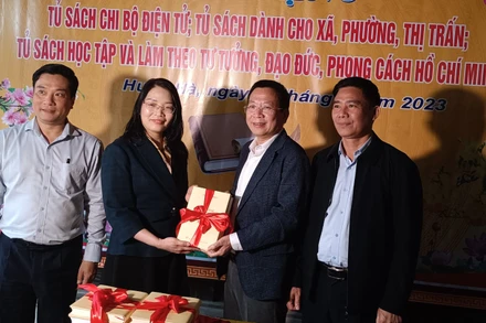 Nhà xuất bản Chính trị Quốc gia Sự thật trao tặng Huyện ủy Hưng Hà (tỉnh Thái Bình) một số đầu sách quý về công tác xây dựng Đảng.