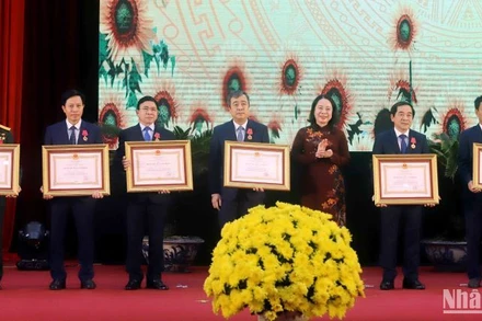 Phó Chủ tịch nước Võ Thị Ánh Xuân trao Huân chương Lao động (các hạng) cho 6 cá nhân tỉnh Thái Bình.