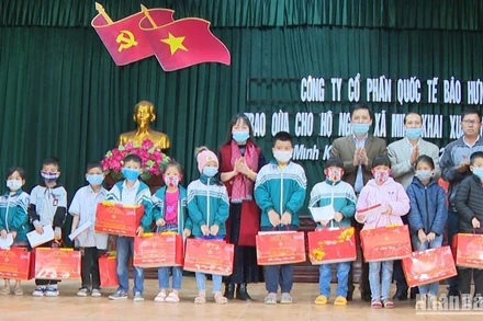 Mỗi dịp Tết đến, Xuân về các doanh nghiệp lớn trên địa bàn tỉnh Thái Bình đều có các hoạt động chung tay, góp sức cùng chính quyền tỉnh thăm hỏi, tặng quà người yếu thế trong xã hội.