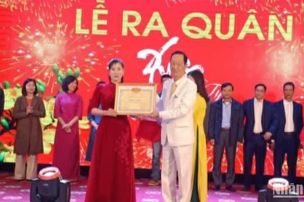 Lãnh đạo Tập đoàn Hương Sen vinh danh người lao động hoàn thành xuất sắc nhiệm vụ trong năm 2024.