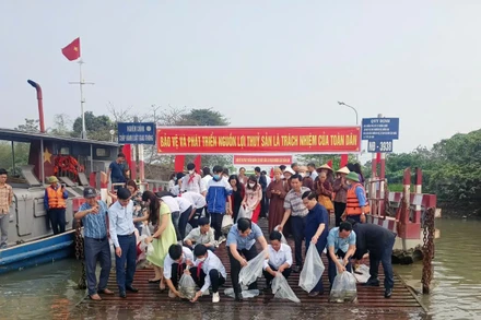 Tỉnh Thái Bình thả 320 nghìn con giống thủy sản xuống các vùng nước tự nhiên trong tỉnh.