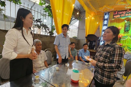 Lãnh đạo thành phố Thái Bình động viên gia đình có người tử vong trong vụ tai nạn lao động ngày 12/5. (Ảnh: MAI HIỀN)