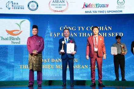 Ông Phạm Văn Hoàn, Phó Tổng Giám đốc ThaiBinh Seed nhận giải thưởng "Top 10 thương hiệu mạnh ASEAN 2023".