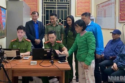 Lực lượng đoàn viên thanh niên Công an tỉnh Thái Bình tổ chức cho người dân làm căn cước công dân vào buổi tối.