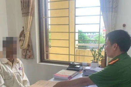 Ông V.V.L (bên trái) được Công an huyện Quỳnh Phụ hướng dẫn, hỗ trợ ngăn chặn thành công vụ lừa đảo trên không gian mạng. (Ảnh Công an cung cấp)