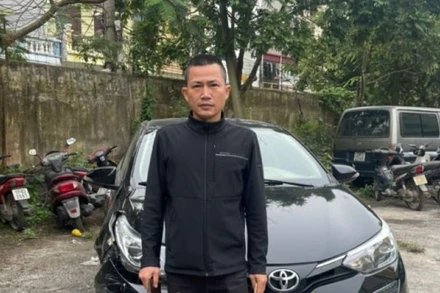 Trần Mạnh Hường bên chiếc xe ô-tô gây tai nạn. (Ảnh: Công an cung cấp)
