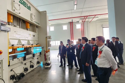 Các đại biểu thăm quan giai đoạn 1 của dự án Nhà máy sản xuất linh kiện điện tử do Công ty TNHH Lotes Việt Nam đầu tư.