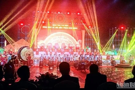 Âm thanh, ánh sáng hòa quyện trên sân khấu chính của Lễ hội đền Trần tỉnh Thái Bình trong đêm khai mạc 22/2.