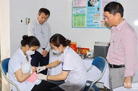 Kiểm tra công tác tiêm chủng vaccine phòng sởi tại trạm y tế xã Nam Cao (huyện Kiến Xương, tỉnh Thái Bình).