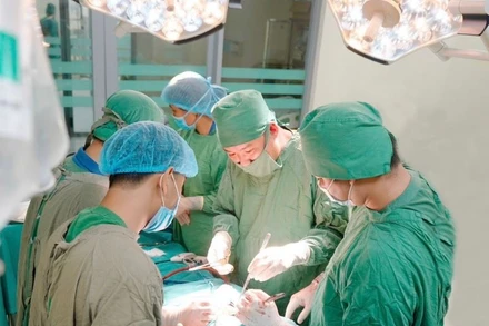 Hơn 4 tiếng giành sự sống cho bệnh nhân ung thư tái phát xâm lấn sang 5 tạng quanh ổ bụng.