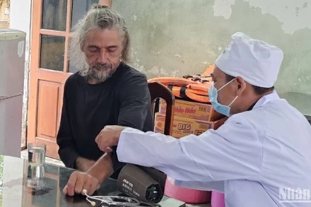 Sơ cứu y tế cho người đàn ông quốc tịch Nga.