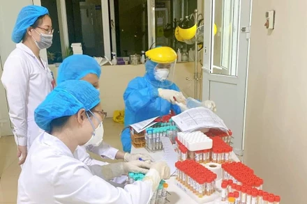 Nghị định 111 của Chính phủ về hợp đồng đối với một số loại công việc trong cơ quan hành chính nhà nước và đơn vị sự nghiệp công lập cho phép tuyển các hợp đồng chuyên môn, trước mắt tháo gỡ việc thiếu hụt nhân lực cho ngành y và ngành giáo dục hiện nay.