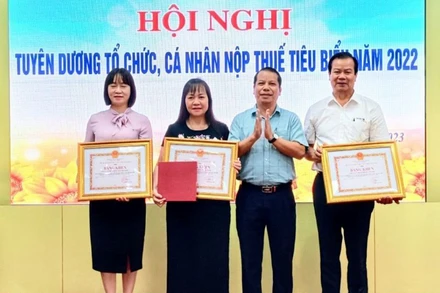 Tặng Bằng khen của Ủy ban nhân dân tỉnh Thái Bình cho 3 doanh nghiệp nộp thuế tiêu biểu năm 2022. 