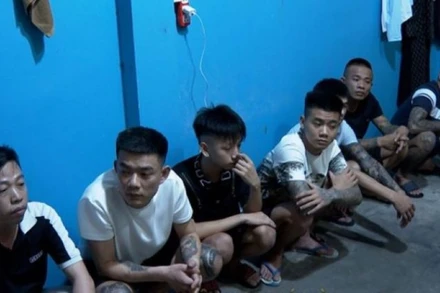 Các đối tượng trong đường dây mua bán người, bắt giữ người trái pháp luật để ép làm nhân viên phục vụ tại các quán hát. (Ảnh: Công an cung cấp)