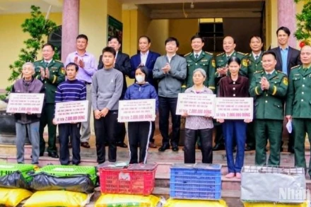 Hỗ trợ sinh kế 15 con gà đẻ cho mỗi hộ nghèo xã Đông Hoàng (Tiền Hải, tỉnh Thái Bình).