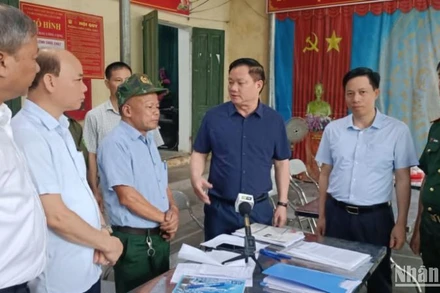 Đồng chí Nguyễn Khắc Thận, Bí thư Tỉnh ủy Thái Bình (thứ 3 từ phải sang) kiểm tra hoạt động lấy ý kiến cử tri tại thôn Trung Lập (xã Vũ Hội, huyện Vũ Thư) sáng 22/4/2025.