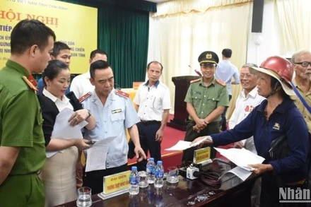 Trưởng Ban Tiếp công dân Trung ương Nguyễn Hồng Điệp trao đổi, chia sẻ với với công dân tỉnh Thái Bình thuộc diện ngừng trợ cấp Người hoạt động kháng chiến và con đẻ của họ bị nhiễm chất độc hóa học.