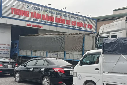 Lượng phương tiện đến kiểm định tại các trung tâm đăng kiểm xe cơ giới tỉnh Thái Bình không đông, do vẫn đang trong thời gian nghỉ lễ.