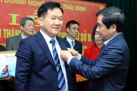 Đồng chí Nguyễn Tiến Thành, Phó Bí thư Thường trực Tỉnh ủy Thái Bình trao Huy hiệu 30 năm tuổi Đảng cho đảng viên trong khối doanh nghiệp.