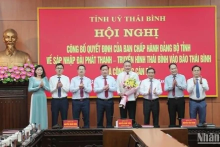 Lãnh đạo tỉnh Thái Bình tặng hoa chúc mừng các đồng chí được bổ nhiệm giữ chức vụ tại báo Thái Bình sau sáp nhập.