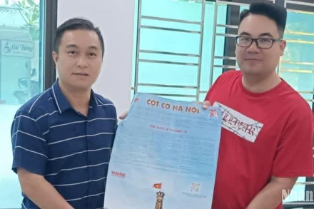 Văn phòng đại diện Báo Nhân Dân tại tỉnh Thái Bình trao tặng ấn phẩm đặc biệt "Cột cờ Hà Nội" cho Thư viện tỉnh Thái Bình.