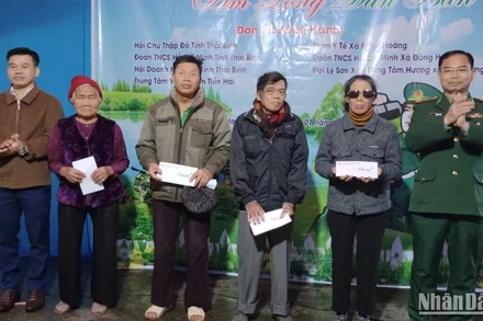 Tặng quà cho người nghèo, gia đình chính sách tại xã Đông Hoàng (huyện Tiền Hải, tỉnh Thái Bình).