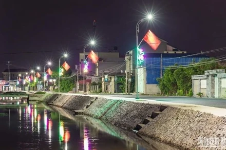 Các tuyến đường tại xã Bình Định (huyện Kiến Xương, tỉnh Thái Bình) được thắp sáng vào ban đêm.