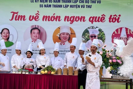 Các nghệ nhân ẩm thực Việt Nam đến từ 3 miền Tổ quốc giới thiệu cho du khách những đặc sản riêng có của mỗi vùng miền.