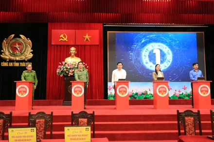 Các đại biểu thực hiện nghi thức ấn nút khởi động cuộc thi trắc nghiệm trên Internet tìm hiểu về Đề án 06 của Chính phủ.