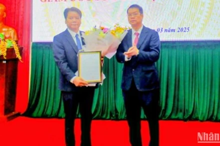 Chủ tịch Ủy ban nhân dân tỉnh Thái Bình Nguyễn Mạnh Hùng trao Quyết định bổ nhiệm Giám đốc Sở Giáo dục và Đào tạo cho ông Nguyễn Ngọc Hà.