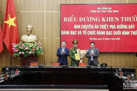 Lãnh đạo tỉnh Thái Bình tặng hoa chúc mừng Ban chuyên án.