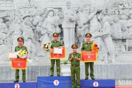 Trao thưởng cho ba đoàn tuyển tỉnh Thái Bình, Hà Nam và Bắc Ninh lần lượt xếp thứ Nhất, Nhì và Ba tại Hội thi.