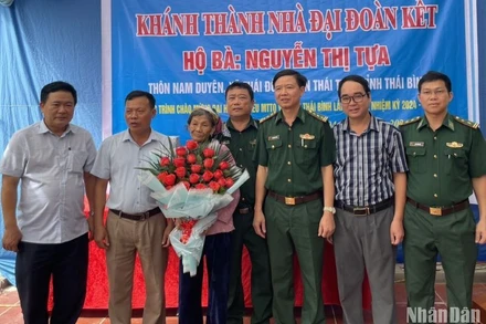 Các cấp chính quyền và doanh nghiệp tổ chức bàn giao nhà Đại đoàn kết cho cựu thanh niên xung phong Nguyễn Thị Tựa, cư trú tại xã Thái Đô (Thái Thụy, tỉnh Thái Bình).