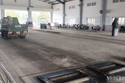 Trung tâm Đăng kiểm xe cơ giới 17-02D đặt tại huyện Đông Hưng (tỉnh Thái Bình) thưa thớt phương tiện đến kiểm định.
