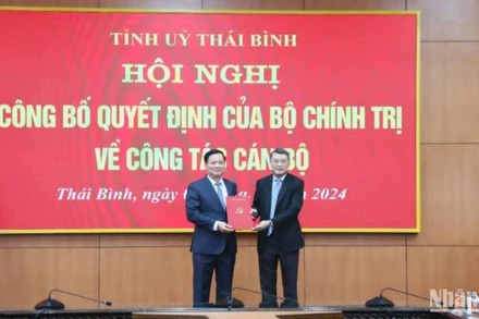 Đồng chí Lê Minh Hưng trao Quyết định của Bộ Chính trị chuẩn y đồng chí Nguyễn Khắc Thận giữ chức Bí thư Tỉnh ủy Thái Bình, nhiệm kỳ 2020-2025.