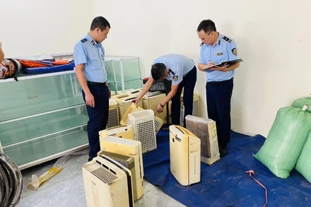 Lực lượng quản lý thị trường kiểm tra, xử lý máy làm khô quần áo nhập lậu. (Ảnh: Cục Quản lý thị trường tỉnh Thái Bình cung cấp)