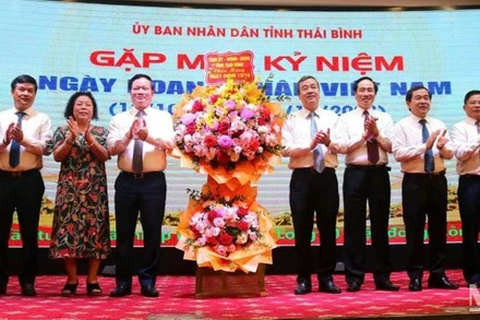 Lãnh đạo tỉnh Thái Bình tặng hoa chúc mừng cộng đồng doanh nghiệp.