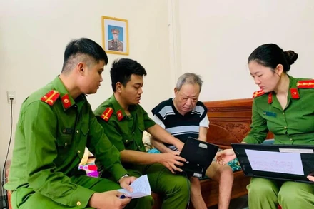 Công an tỉnh Thái Bình tổ chức lực lượng đến tận nhà dân làm căn cước công dân gắn chíp cho người già yếu. (Ảnh Công an cung cấp)