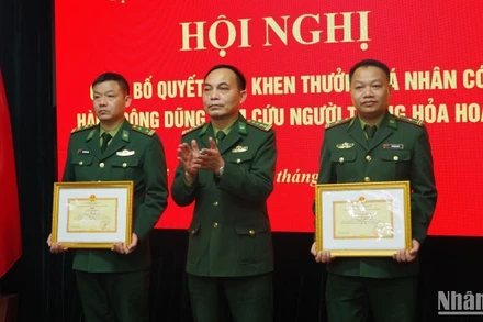 2 quân nhân biên phòng tỉnh Thái Bình được khen thưởng đột xuất.