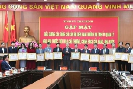 Ủy ban nhân dân tỉnh Thái Bình tặng bằng khen cho các đồng chí nghỉ hưu trước tuổi.