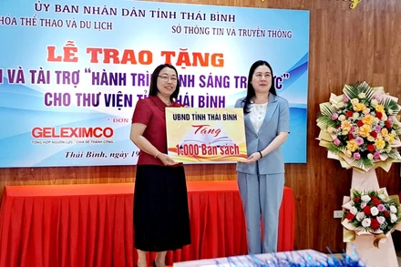 Bà Trần Thị Bích Hằng,Phó Chủ tịch Ủy ban nhân dân tỉnh Thái Bình (bên phải) trao tặng 1.000 bản sách cho lãnh đạo Thư viện tỉnh.