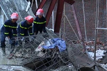 Lực lượng chức năng tiếp cận hiện trường, tổ chức tìm kiếm người thương vong trong vụ tại nạn sập mái công trình tại thị trấn Diêm Điền (Thái Thụy, tỉnh Thái Bình). (Ảnh: CTV)