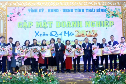 Lãnh đạo tỉnh Thái Bình trao Bằng khen cho các doanh nghiệp có đóng góp lớn cho công tác an sinh xã hội.