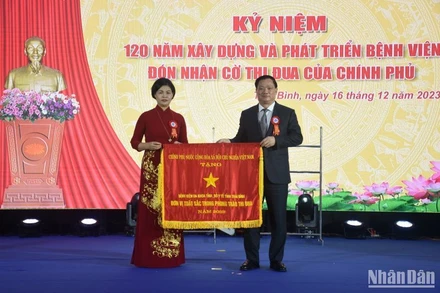 Đồng chí Nguyễn Khắc Thận, Phó Bí thư Tỉnh ủy, Chủ tịch Ủy ban nhân dân tỉnh Thái Bình trao Cờ thi đua của Chính phủ cho Bệnh viện đa khoa tỉnh.