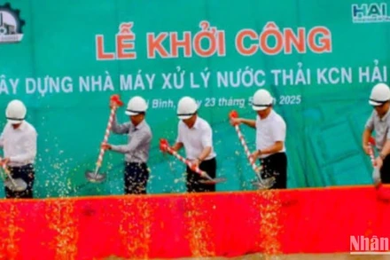 Các đại biểu thực hiện nghi thức động thổ dự án.