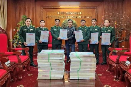 Văn phòng đại diện báo Nhân Dân tại tỉnh Thái Bình trao tặng 200 ấn phẩm Báo Nhân Dân số Tết cho Bộ chỉ huy Bộ đội Biên phòng tỉnh Thái Bình.