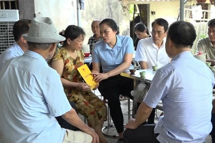 Lãnh đạo huyện Vũ Thư thăm hỏi, trao hỗ trợ 5 triệu đồng cho gia đình có người tử vong.
